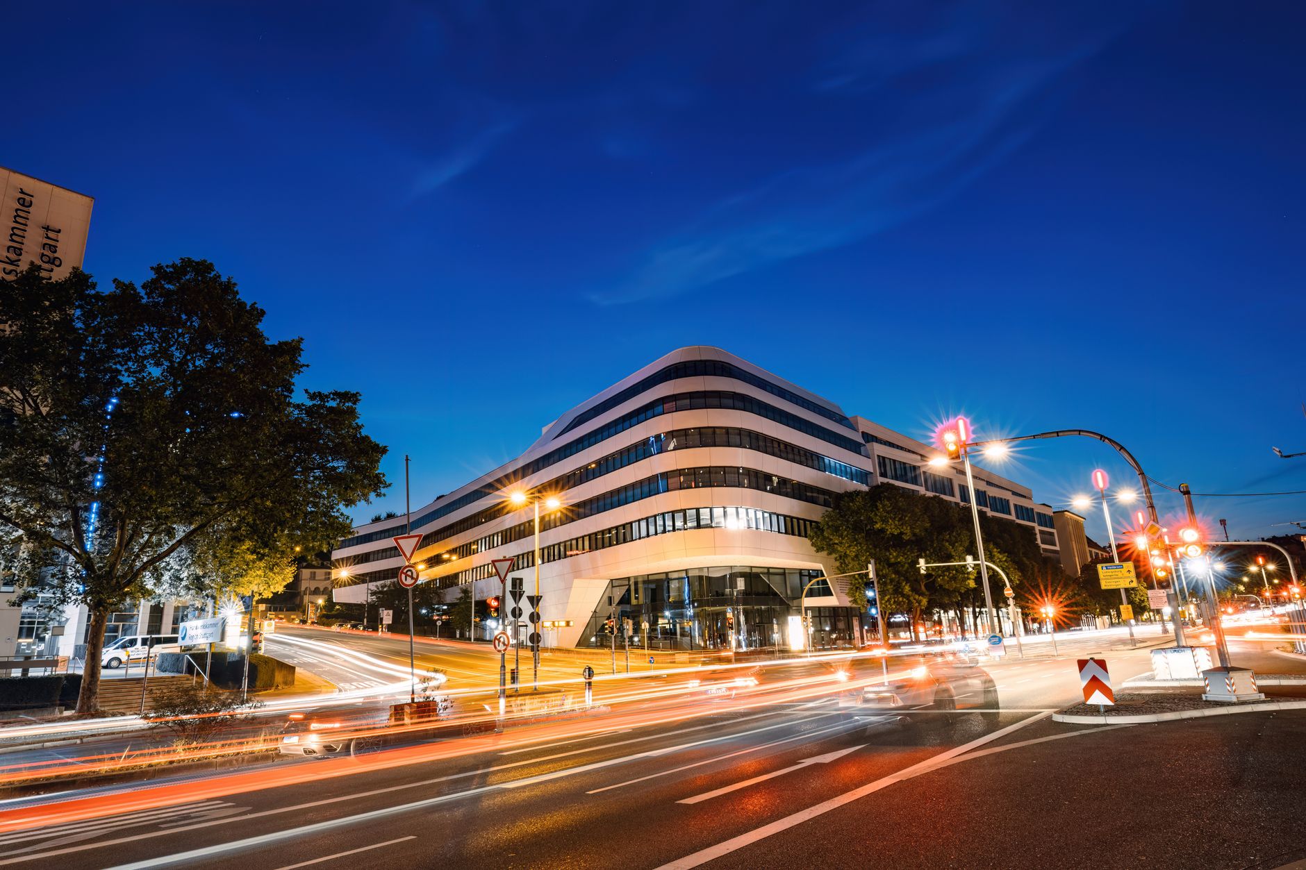 Modernes Bürogebäude im Stuttgarter Zentrum, Geschäftsviertel mit professioneller Arbeitsumgebung