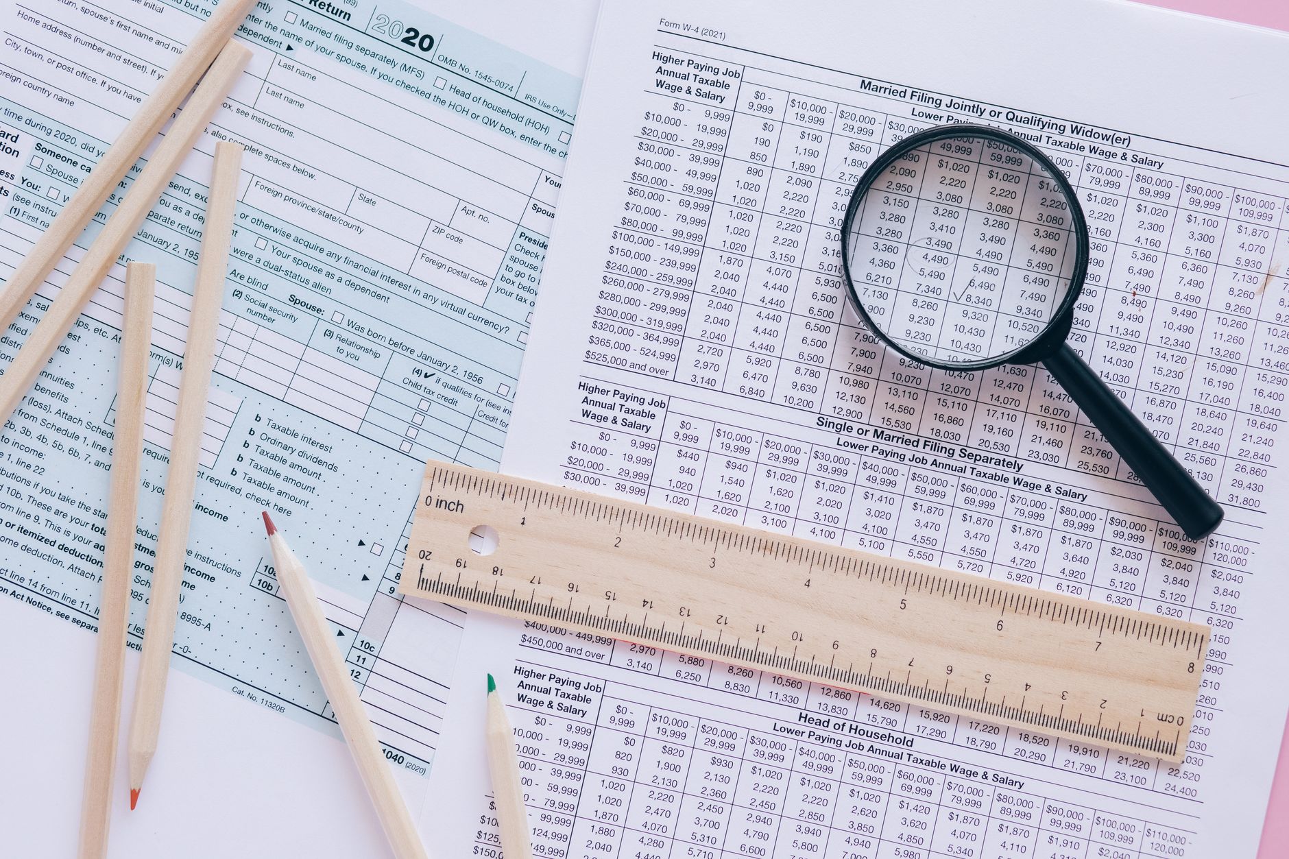 Steuerdokumente und finanzielle Tabellenkalkulationen, organisiertes Steuersystem, professionelle Buchhaltungseinrichtung